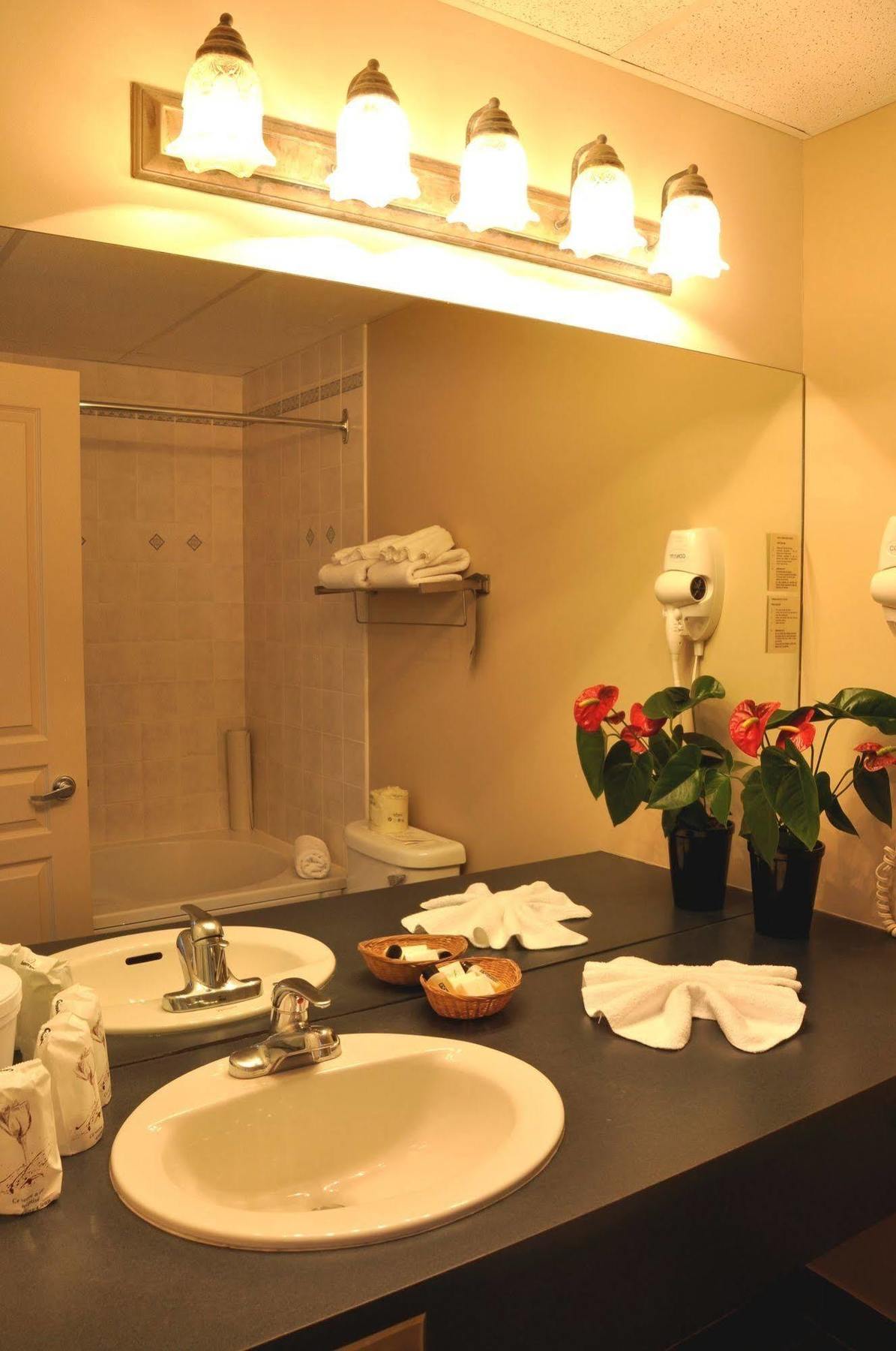 Hotel Verso Magog Екстериор снимка